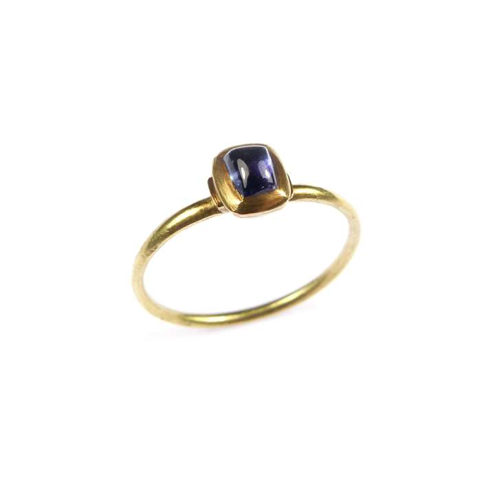 Medieval gold and cabochon sapphire finger ring